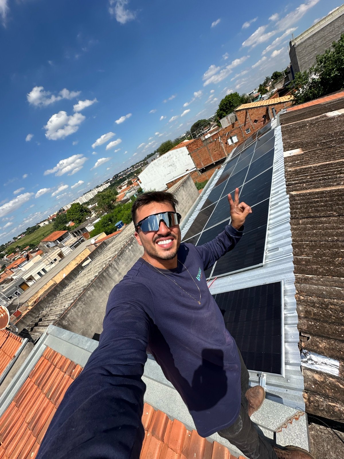 Instalação de painéis solares Unique em telhado residencial