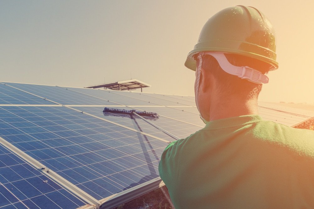Técnico Unique fazendo manutenção em sistema solar